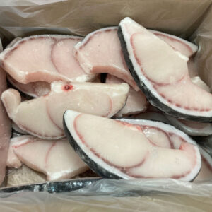 Pescados de quella elaborada en una bolsa transparentes guardados en una caja de cartón