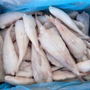Pescados de rape congelados sin piel en una bolsa azul